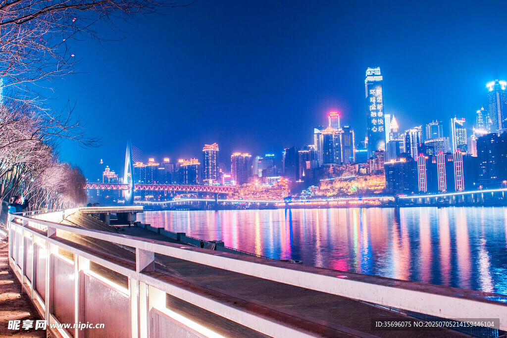 城市河畔璀璨夜景风光