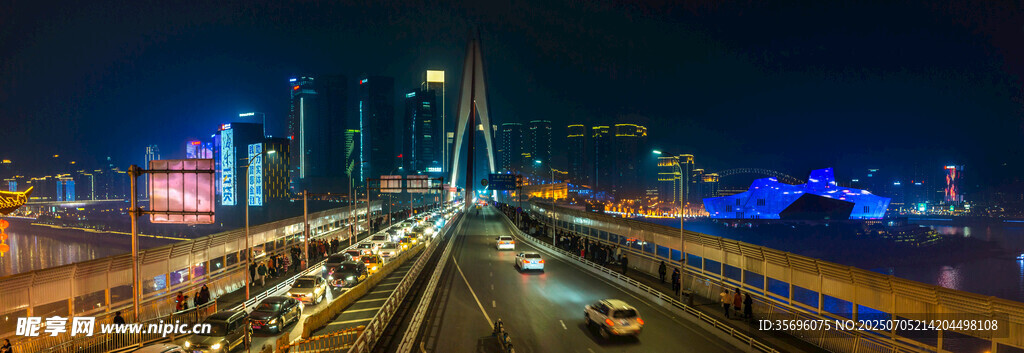 城市夜景中的繁华交通要道