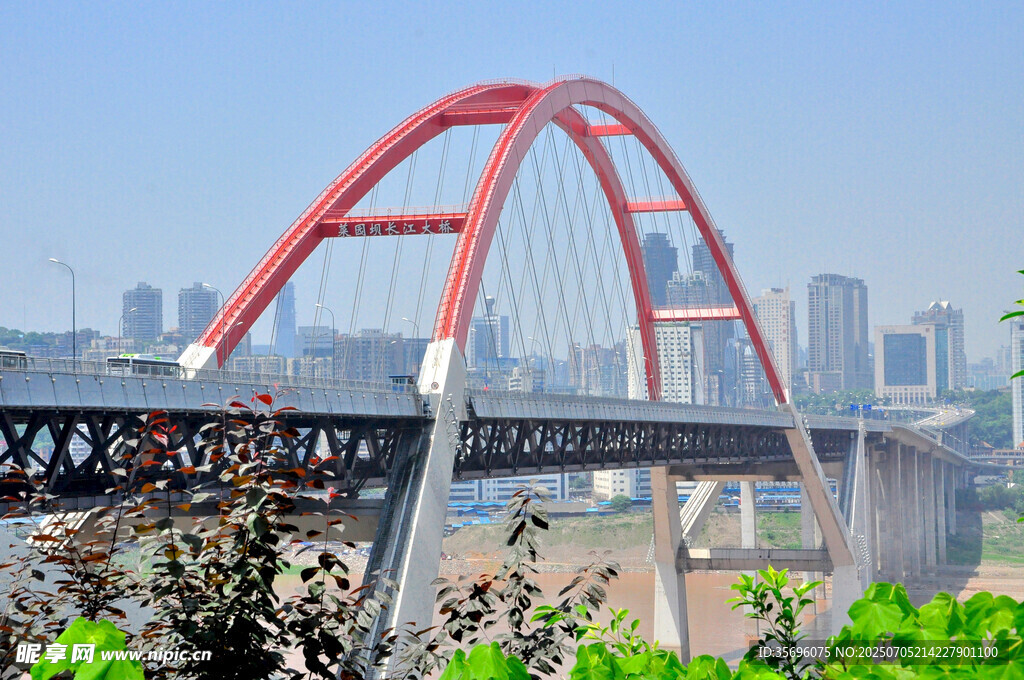 红色拱桥横跨城市江面