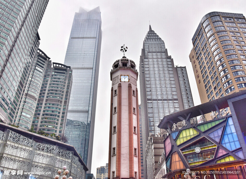 上海外滩旁的摩天大楼景观