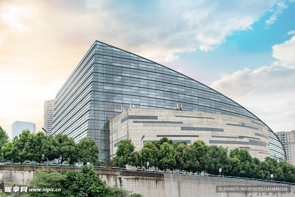 现代玻璃幕墙城市建筑