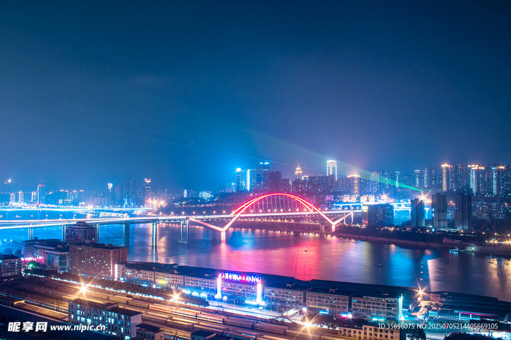 城市夜景中的绚丽桥梁