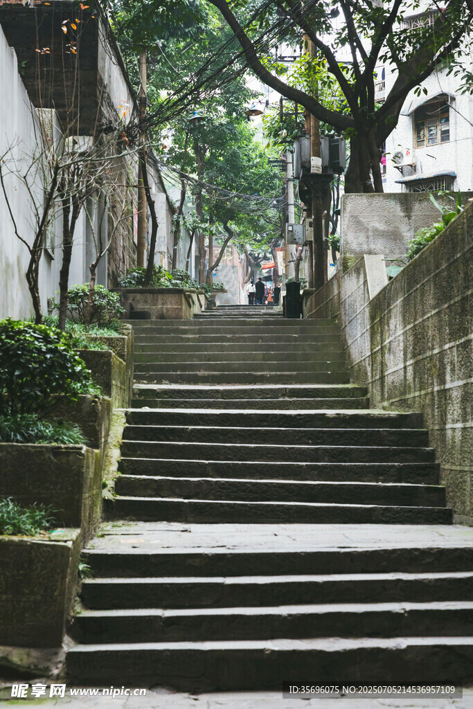 古旧石阶小巷的静谧景致