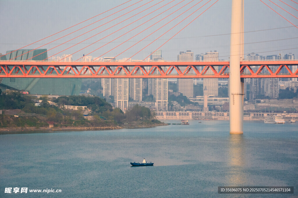 江上大桥与船只风景图