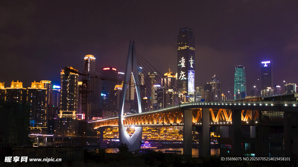 重庆夜景中的璀璨跨江大桥