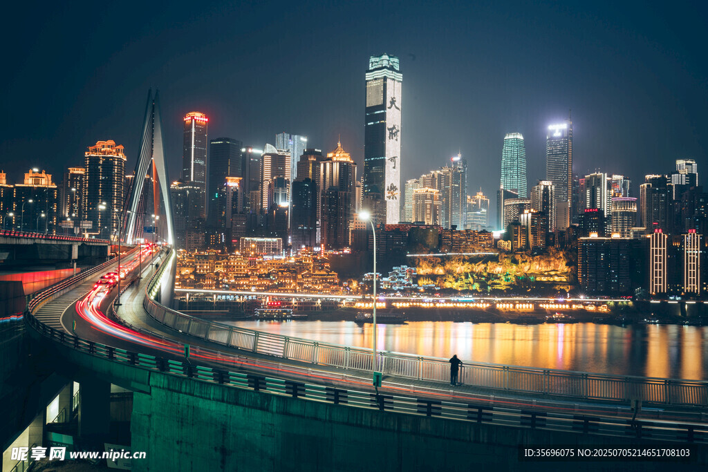 城市夜景中的璀璨桥梁