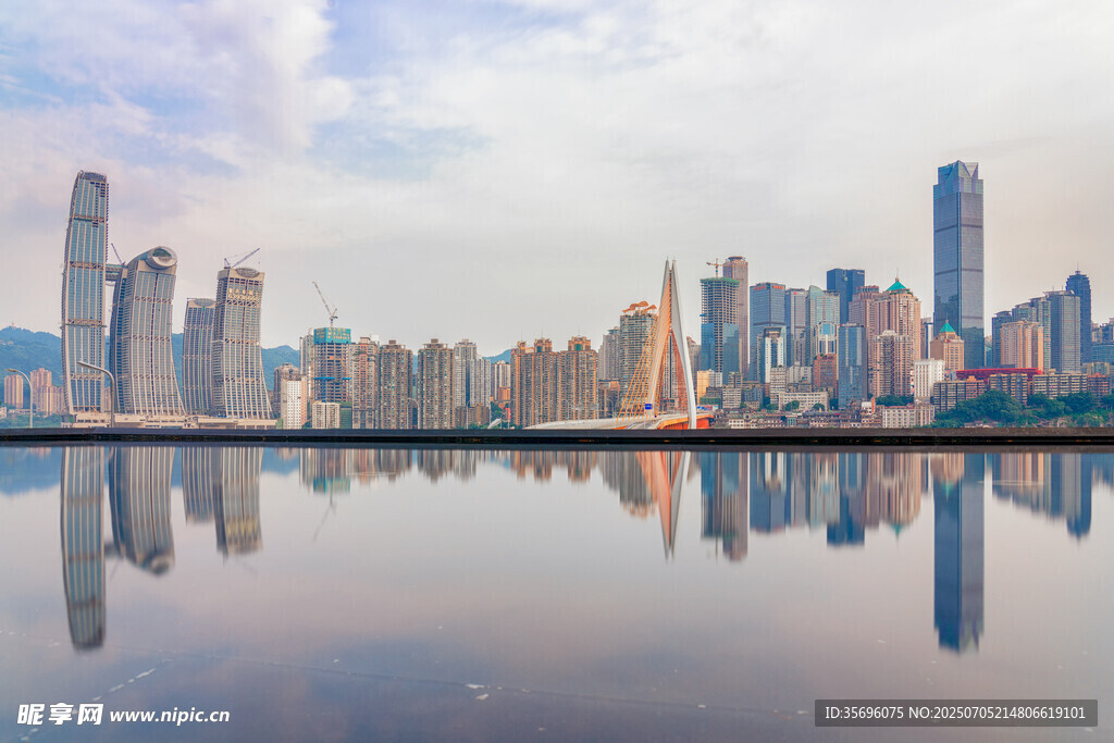 城市天际线与水面倒影美景