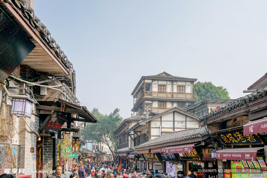 古街热闹景象