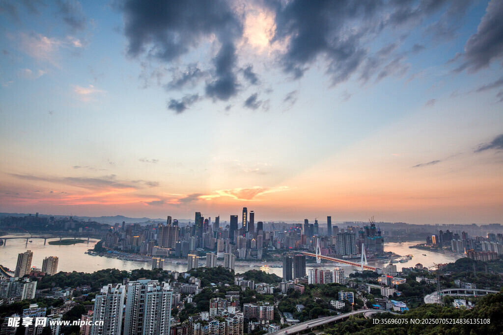 城市天际线的绝美黄昏景色