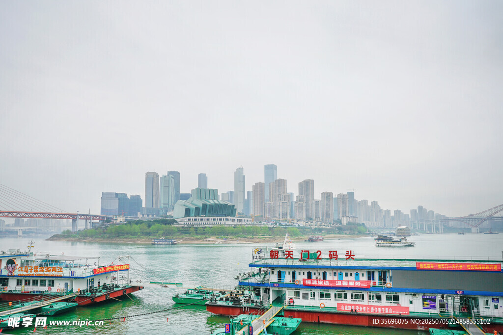 江边城市风光与停泊船只