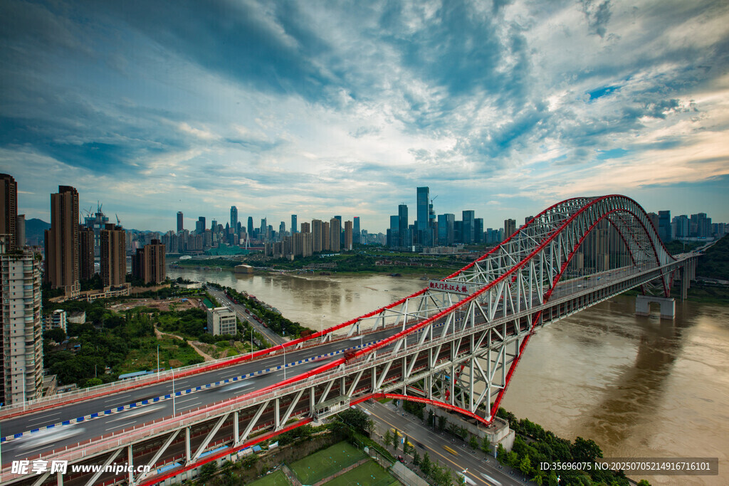 城市桥梁与天际线壮丽景观