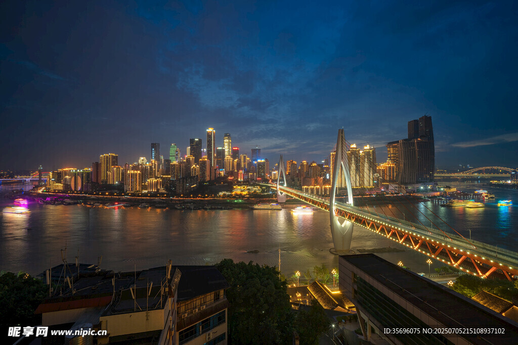 城市璀璨夜景俯瞰图