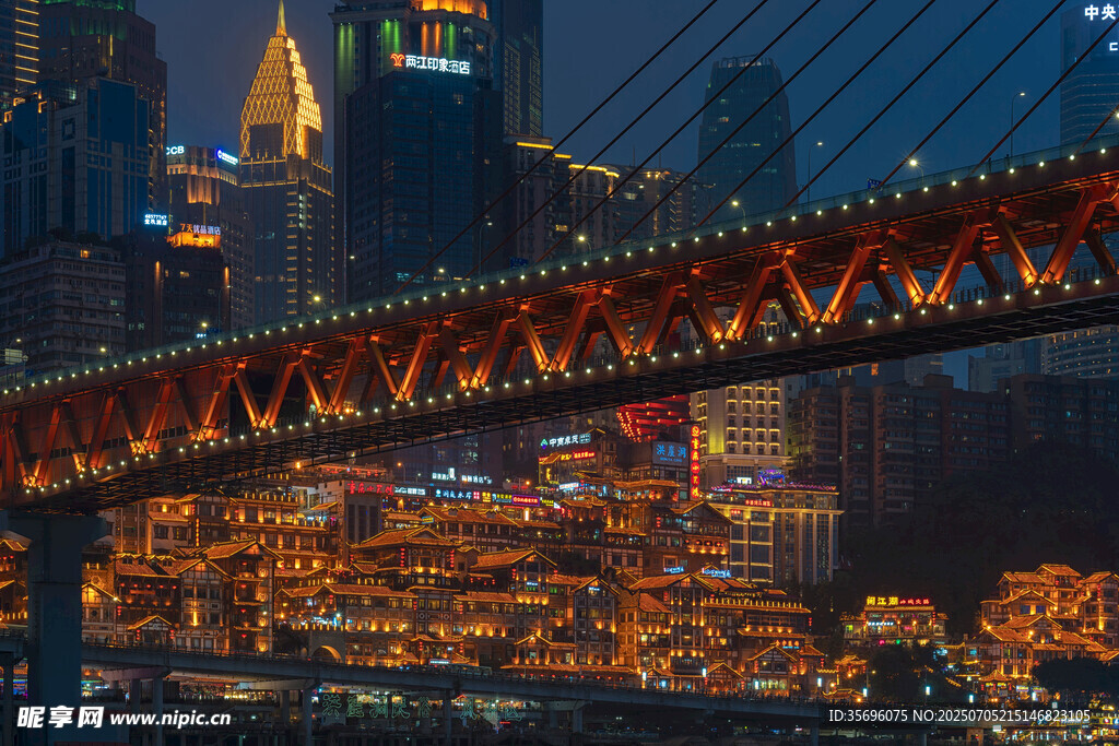 重庆夜景中的璀璨跨江大桥
