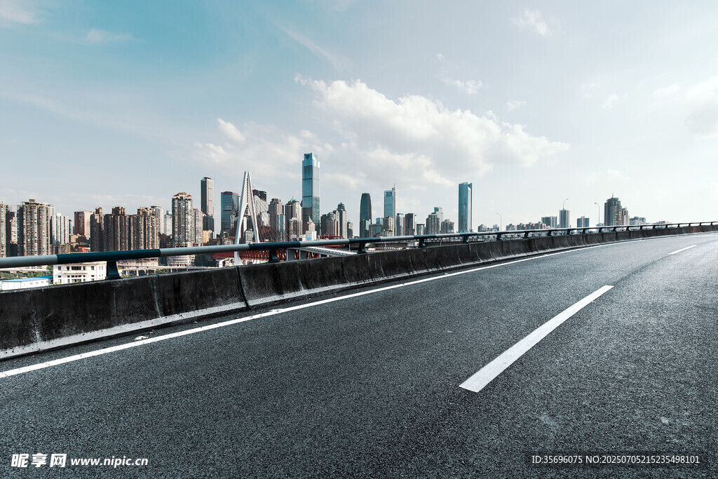 城市公路与天际线景观
