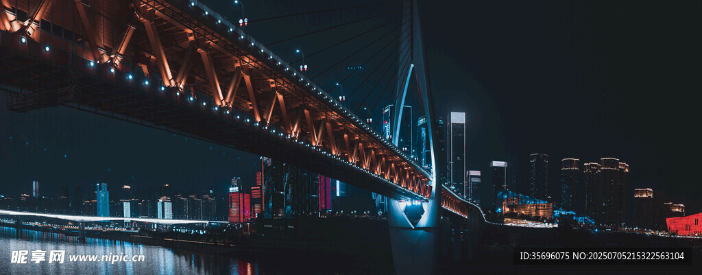 夜晚璀璨灯光下的桥梁