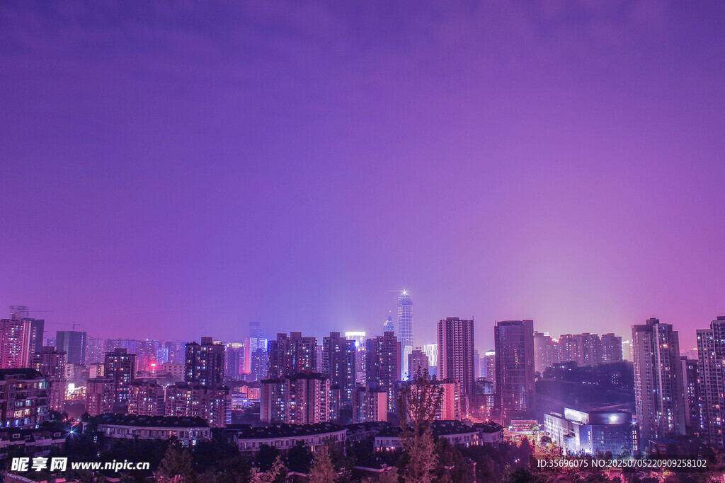 城市夜幕下的绚烂天际线