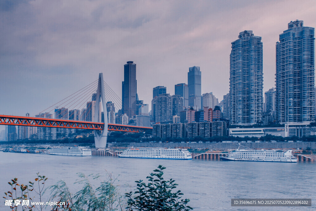 江边城市天际线壮丽景观