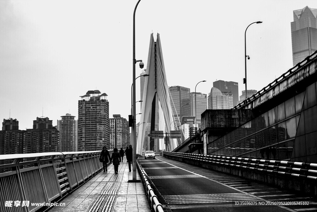 城市桥梁上的行人与建筑