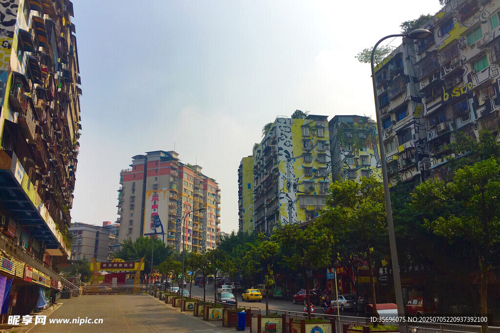 城市街道旁的居民楼景观