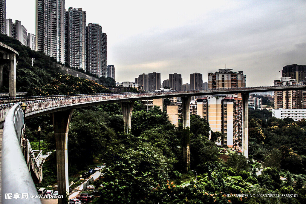山城高架桥穿林越楼景观