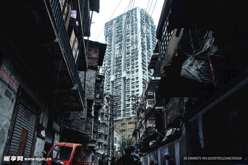 城市新旧建筑对比景象