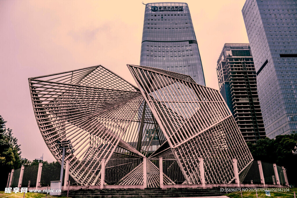 城市中的现代艺术雕塑景观