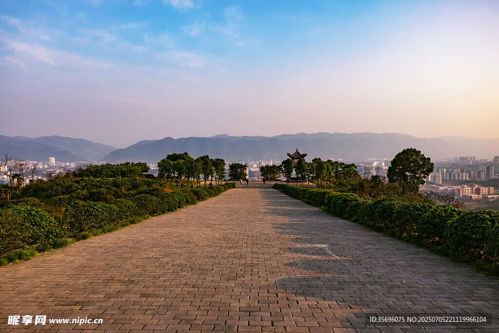 夕阳下的山间幽静小路