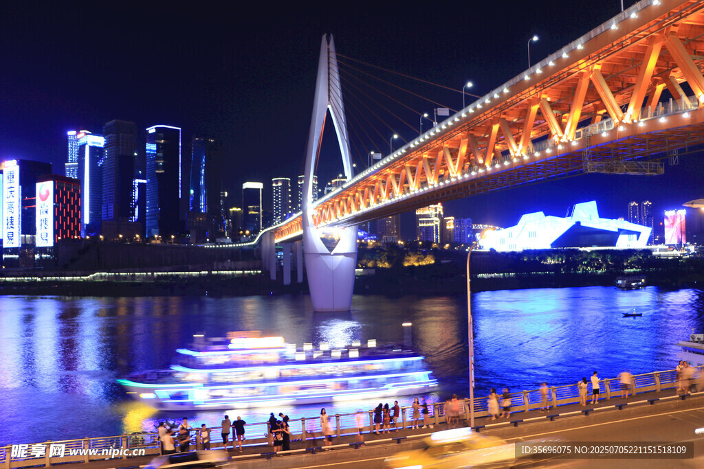 重庆夜景中的跨江大桥