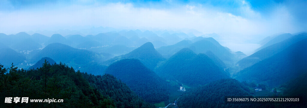 云雾缭绕的壮美山峦景色