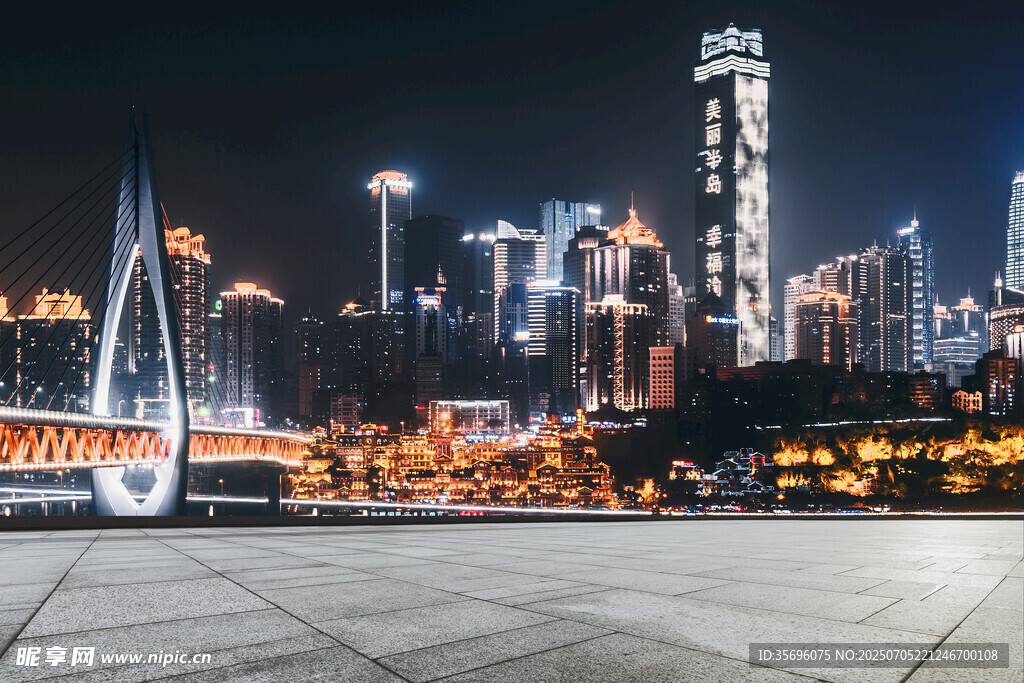 都市夜景下的开阔广场