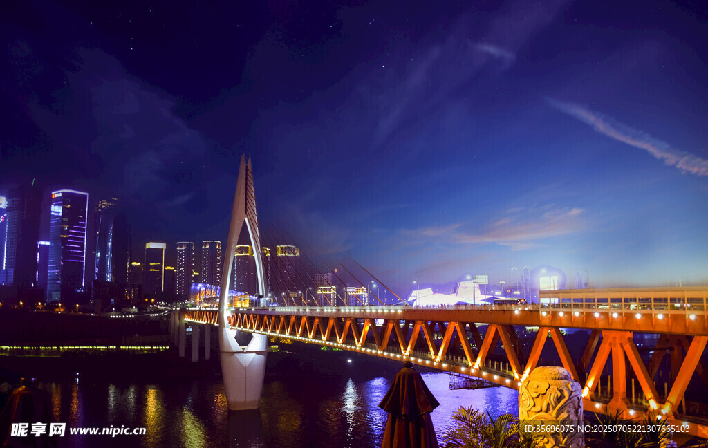 城市夜景中的绚丽桥梁