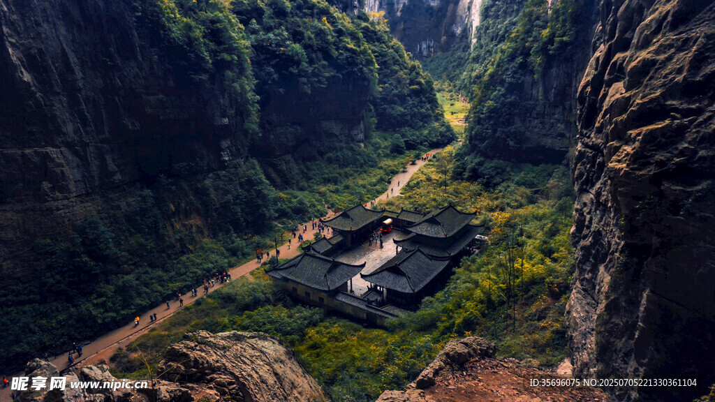 峡谷中的隐秘村落