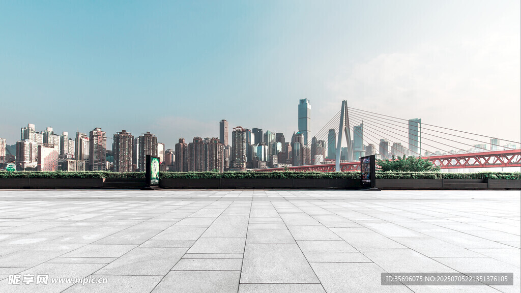 城市天际线与空旷广场
