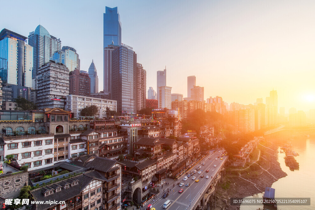 城市天际线与夕阳美景