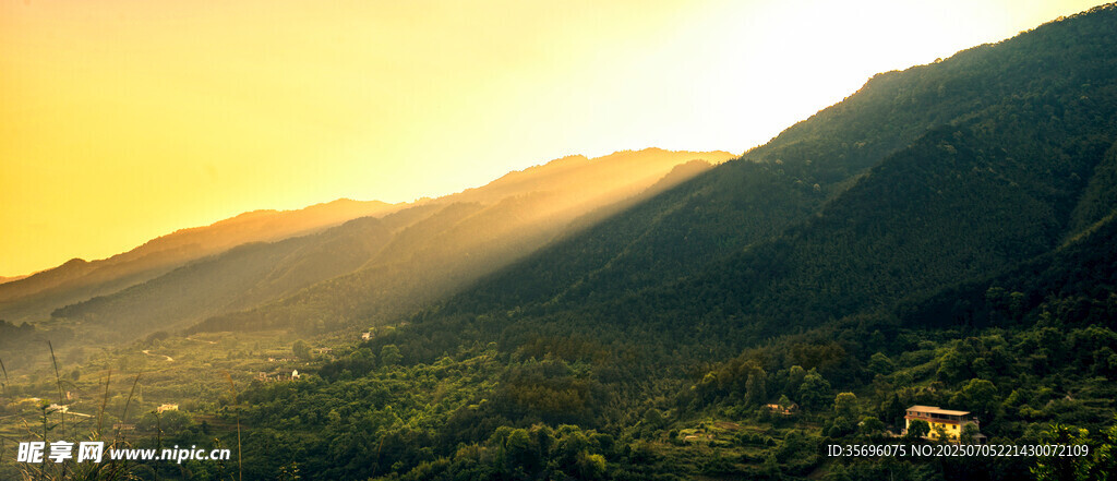 夕阳下的山峦美景