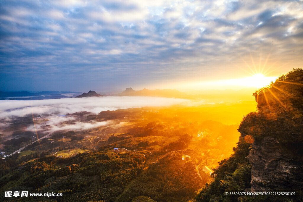 日出时分的壮丽山景
