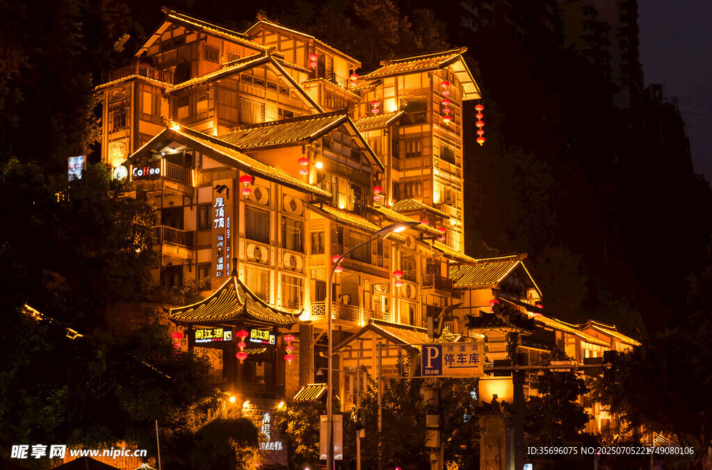 山间古寨夜景璀璨