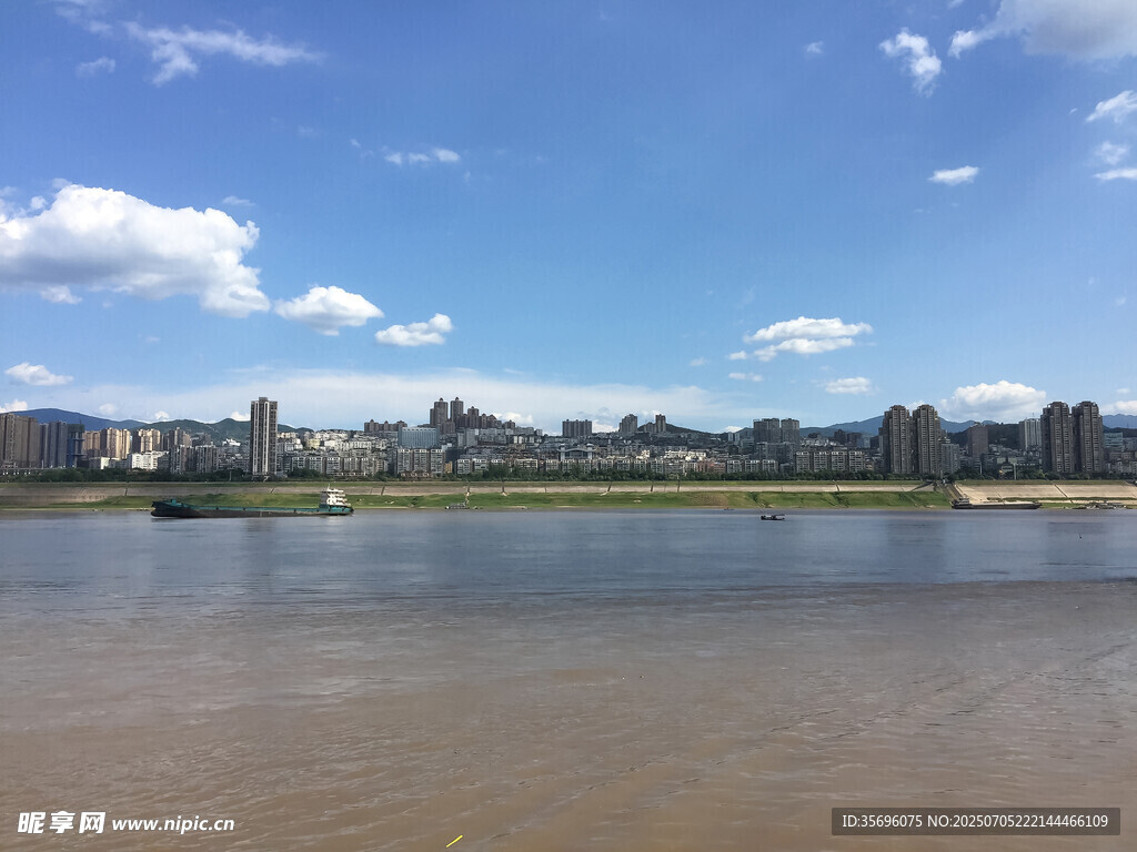 河畔城市风光