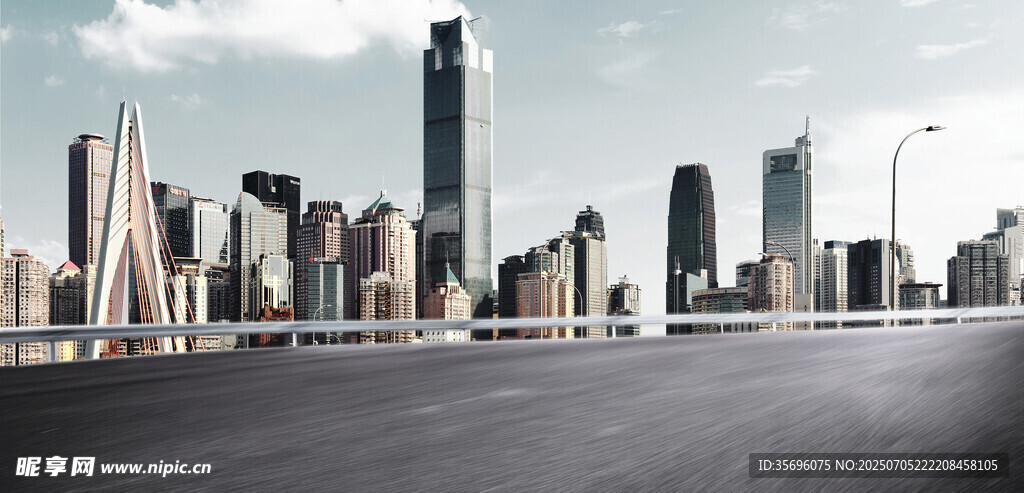 城市天际线与宽阔道路