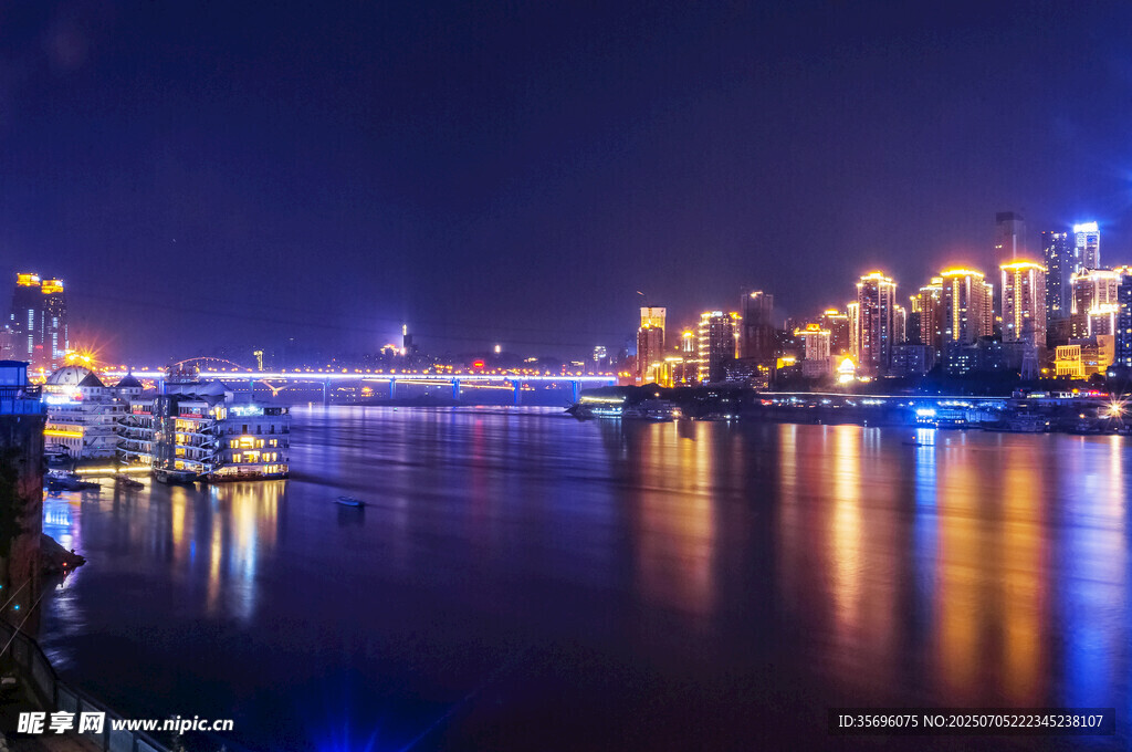 城市夜景下的璀璨江畔风光