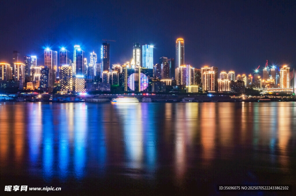 城市璀璨夜景倒映水面