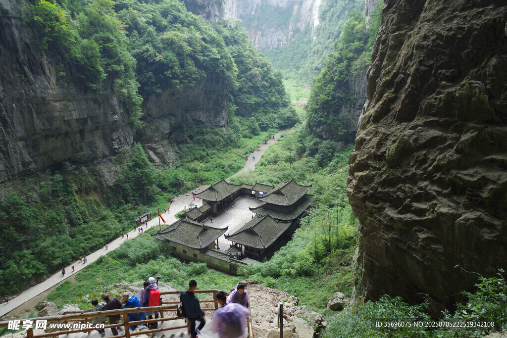 山间栈道上的游客赏景