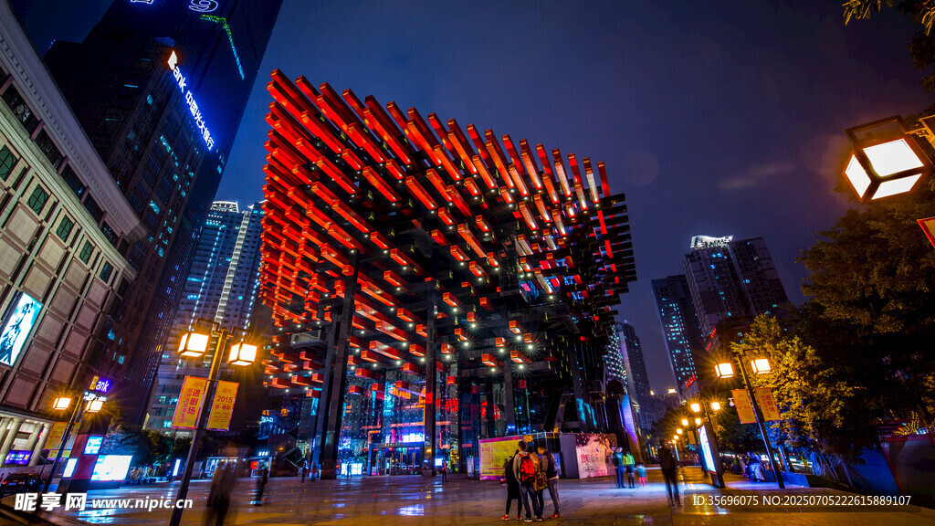 城市夜景中的绚丽建筑