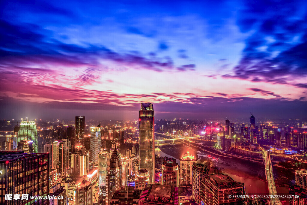 城市天际线的绚丽黄昏