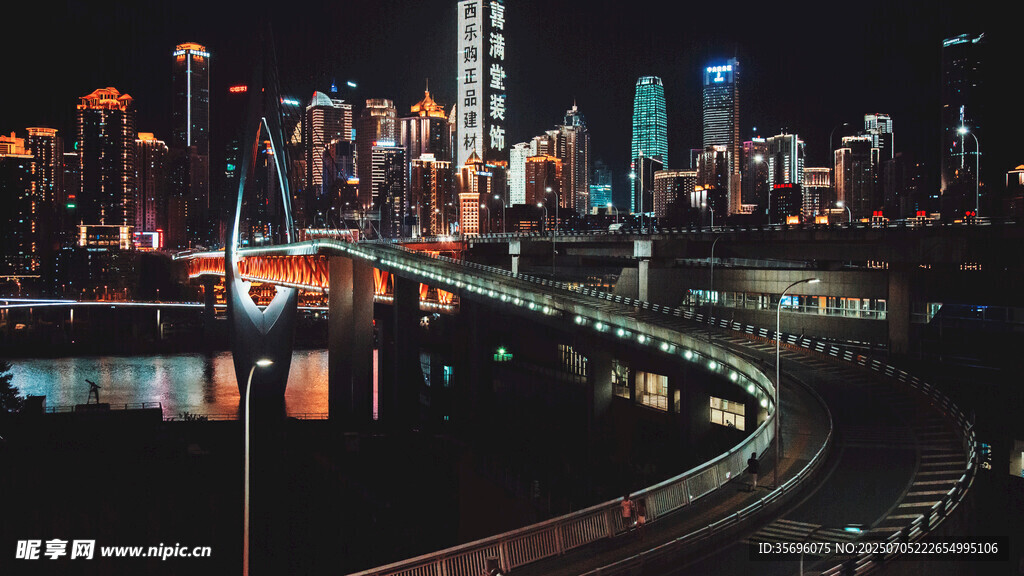 城市夜景中的蜿蜒桥梁
