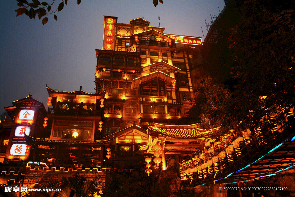 古楼夜景璀璨灯火辉煌