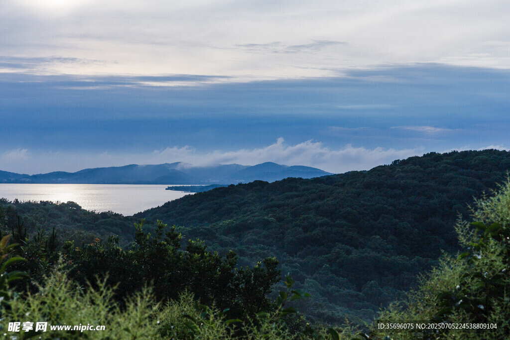 傍晚宝界山林公园蠡湖风景