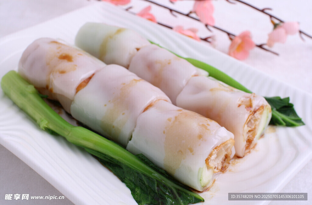 美味肠粉摆放在盘中