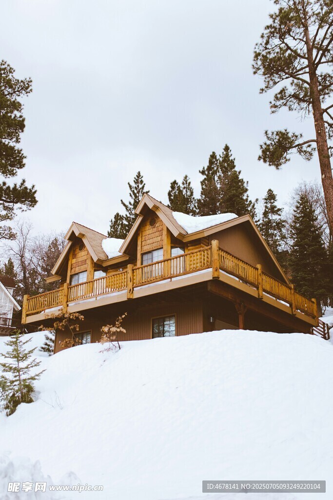 雪中山间木屋