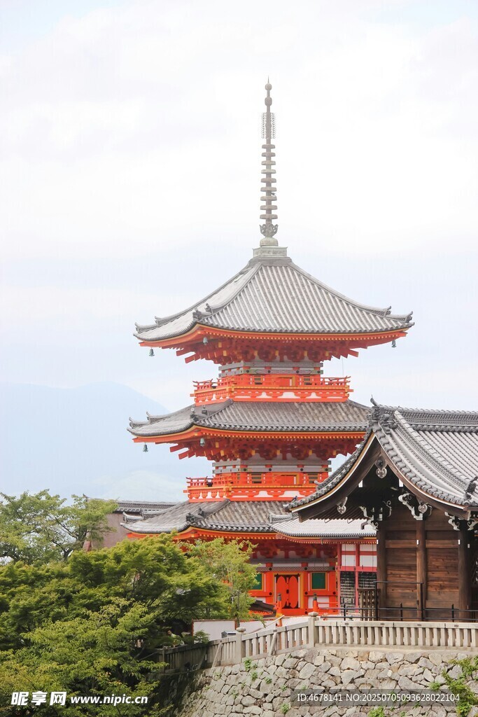 日本传统红色塔楼建筑景观